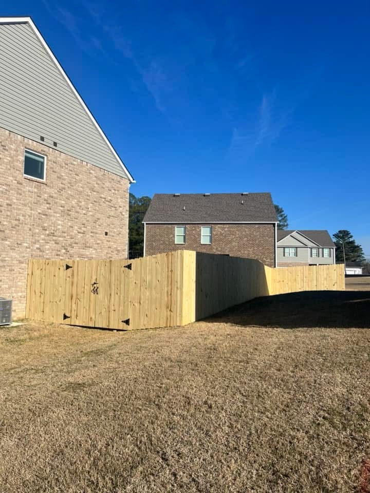Wood privacy fence with diamond hinge gate detail